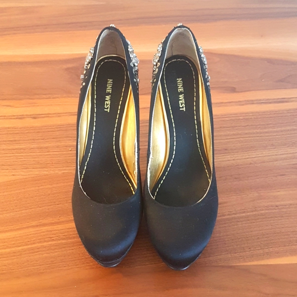 NINE WEST Satin finish heels - size 9
